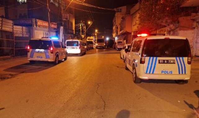 Adana'da kavgaya müdahale eden polis memuru kolundan bıçaklandı; 4 gözaltı