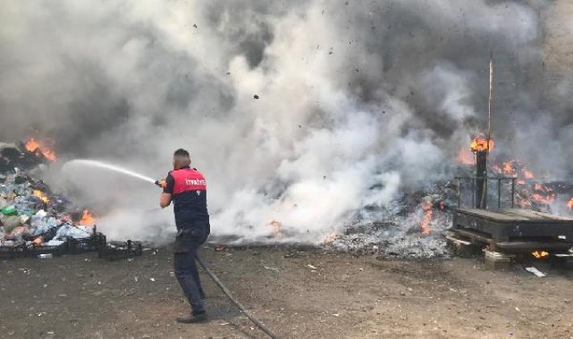Ağrı'da ikinci el eşya dükkanı tamamen yandı