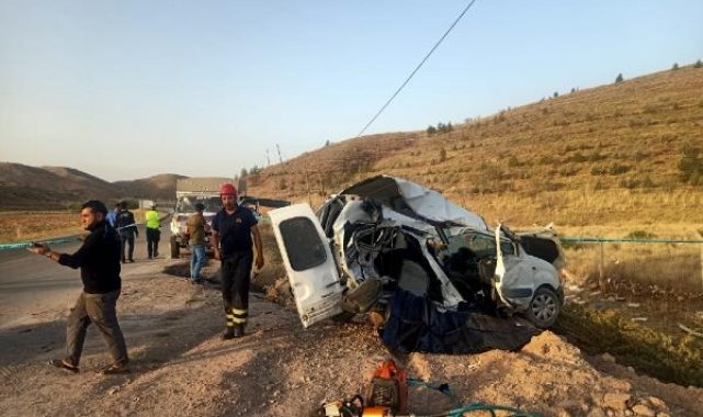 Aksaray'da hafif ticari araç ile kamyonet çarpıştı: 1 ölü, 4 yaralı