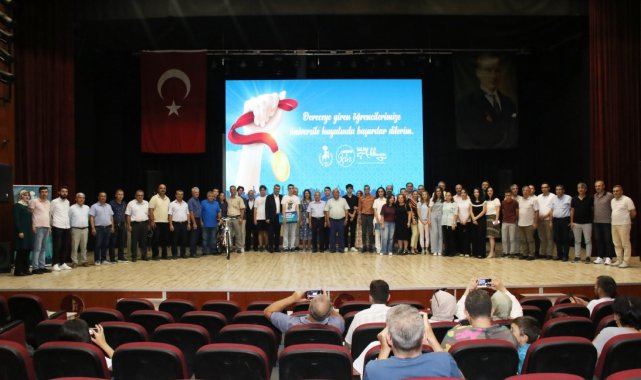 Akşehir Belediyesi başarılı öğrencileri ödüllendirdi