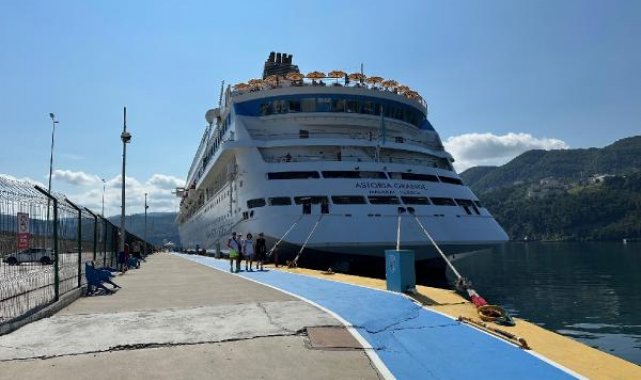 Amasra'ya 922 Rus yolcuyla gelen kruvaziyer, davul ve zurna ile karşılandı