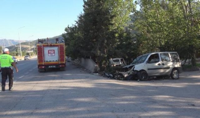 Amasya'da hafif ticari araç, beton bariyerlere çarptı; aynı aileden 3 yaralı