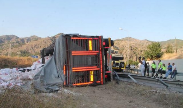Amasya'da un yüklü TIR devrildi: 1 ölü