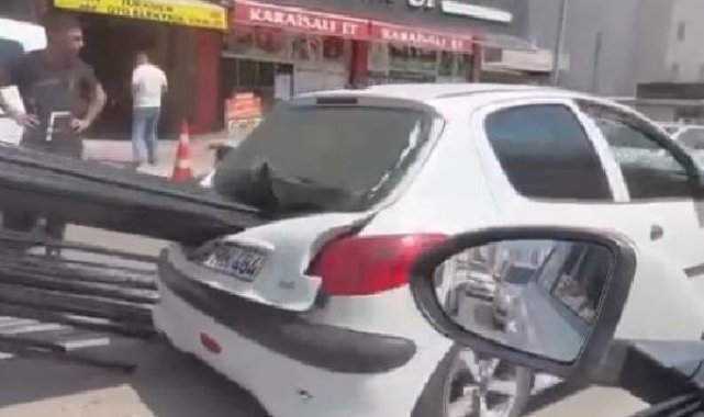 Ani fren yapan kamyonetteki demir borular, önündeki aracın camına saplandı