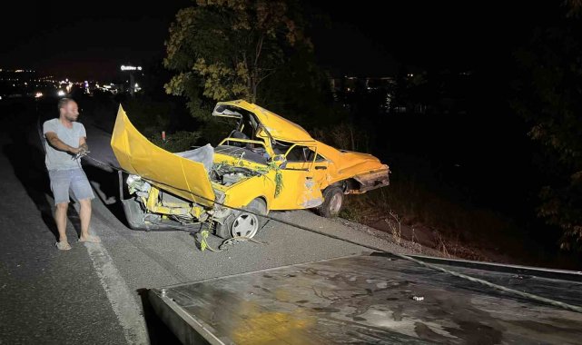 Ankara'da kontrolden çıkan otomobil ağaca çarptı: 2 ölü