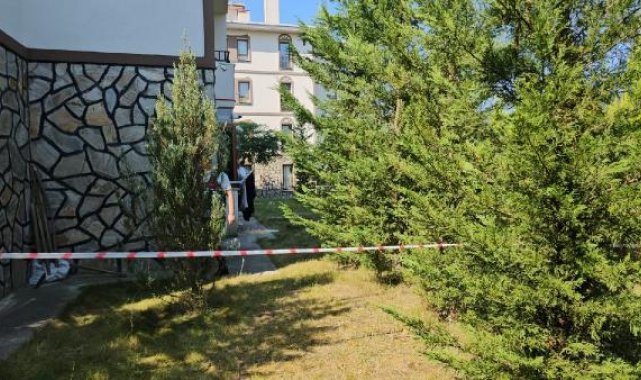 Annesi ve anneannesini öldürüp, ceset parçalarını camdan attı
