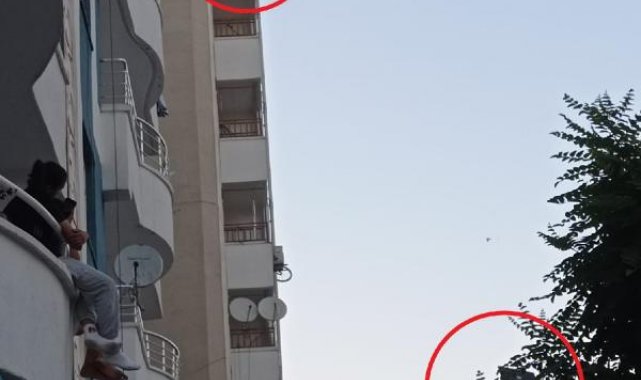 Annesine şiddet uygulayıp rehin aldı, eşyaları sokağa fırlattı