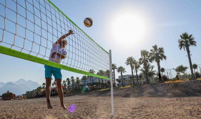 Antalya Büyükşehir'den Konyaaltı Plajı'na ücretsiz plaj voleybol sahaları