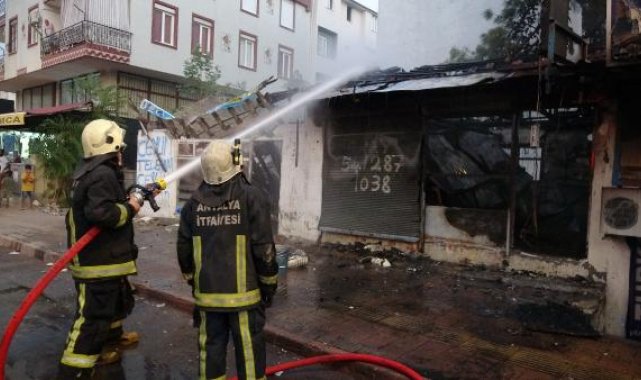 Antalya Kepez'de çıkan yangında 2 dükkan küle döndü