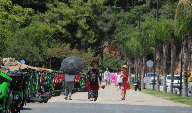 Antalya'da sıcak hava uyarısı: Sahil kesimlerinde 2 ila 4, iç kesimlerde 4 ila 8 derece civarında artacak