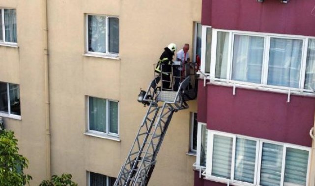 Apartmanda balkon aralığına düşen kedi, 2 saatte kurtarıldı