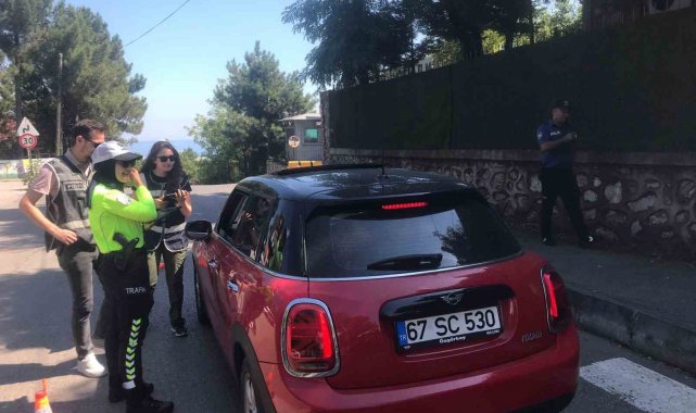 Araçları tek tek durdurdular, kurallar uymayan cezayı yedi