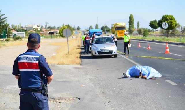 Arızalanan aracını kontrol ederken kamyonetin çarptığı sürücü, öldü