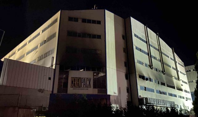 Arnavutköy'de cam üretim fabrikasındaki yangın yaklaşık 20 saat sonunda söndürüldü