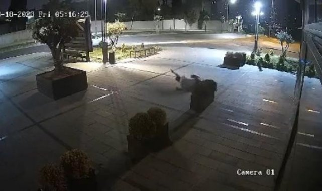 Arnavutköy'de sürücüsünün hakimiyetini kaybettiği otomobil takla attı