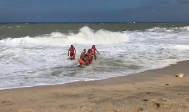 Arnavutköy'de yasağa rağmen denize giren vatandaş boğulmaktan son anda kurtarıldı