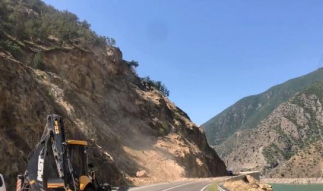 Artvin-Şavşat kara yolunda 'kaya' tehlikesi; dağcılar temizlik için iş başında