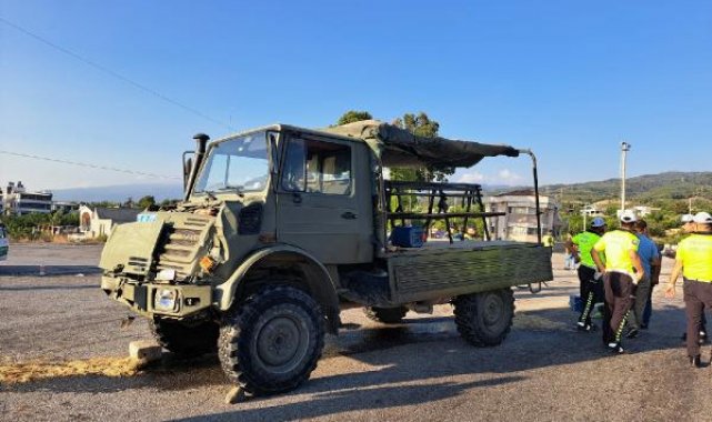 Askerleri taşıyan nakil aracı, TIR'a çarptı: 13 asker hafif yaralı