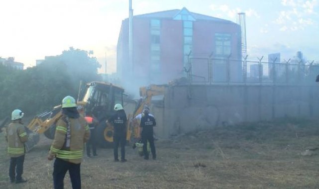 Ataşehir'de 4 katlı iş yerinde yangın
