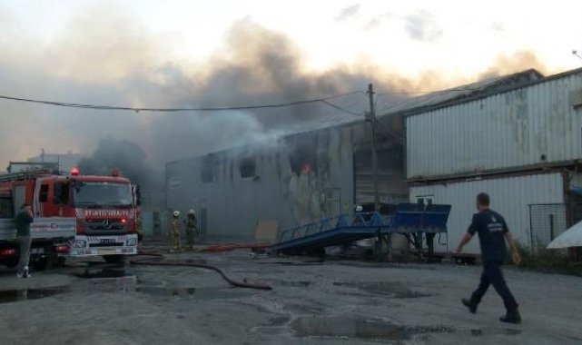 Ataşehir'de iş yerinin deposunda çıkan yangın söndürüldü
