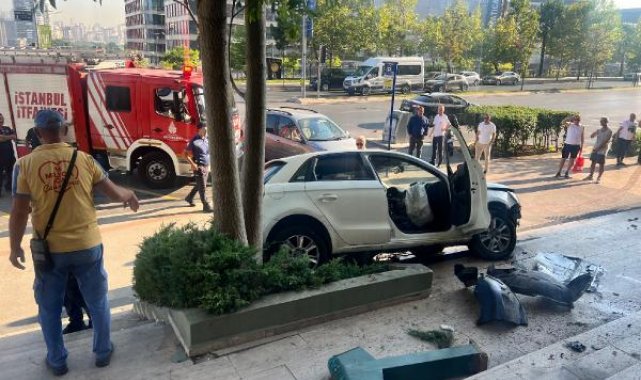 Ataşehir'de site merdivenine çarparak durabildi
