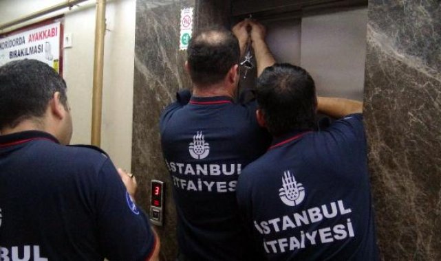 Avcılar'da asansörde mahsur kalan baba ve oğlu kurtarıldı
