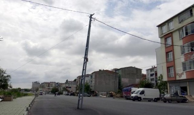 Avcılar'da kaldırım geriye alındı, direk yolda kaldı