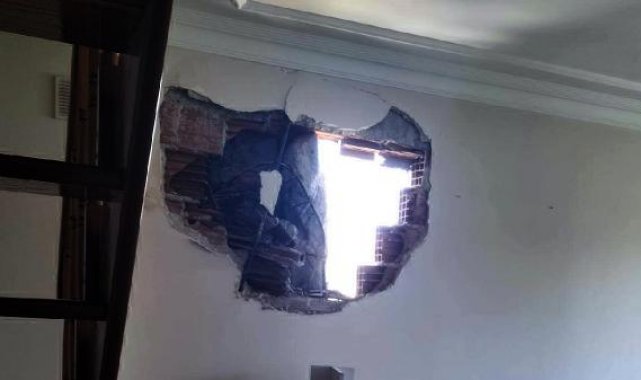 Avcılar'da yıkım sırasında yandaki apartmanın duvarı hasar gördü