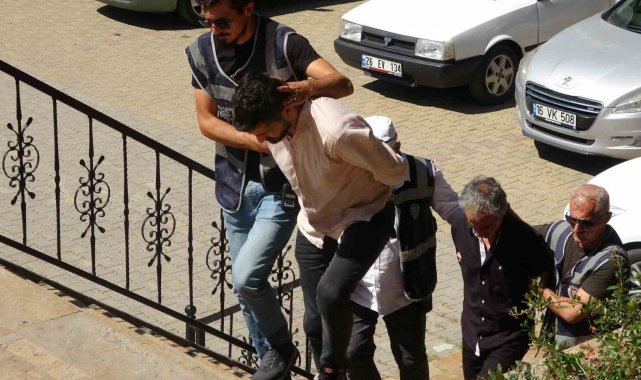Aynı evde yaşadığı sevgilisinin parmaklarını satırla kesti