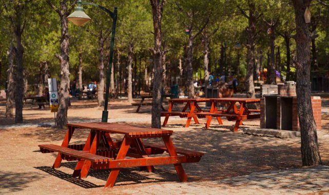 Ayvalık'ta mesire alanındaki ahşap oturma grupları yenileniyor