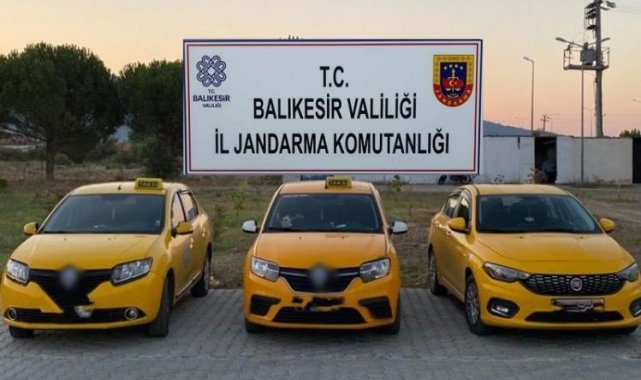 Ayvalık'ta taksici kılığındaki göçmen kaçakçıları yakalandı