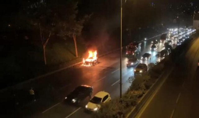 Bağcılar TEM Otoyolu'nda otomobil alev alev yandı
