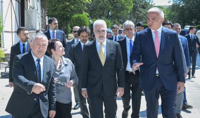Bakan Ersoy, Devlet Tiyatroları'nın atölye sahnesini ziyaret etti