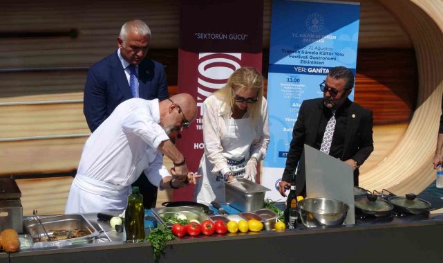 Bakan Ersoy tarçınlı hamsi plakinin tadına baktı