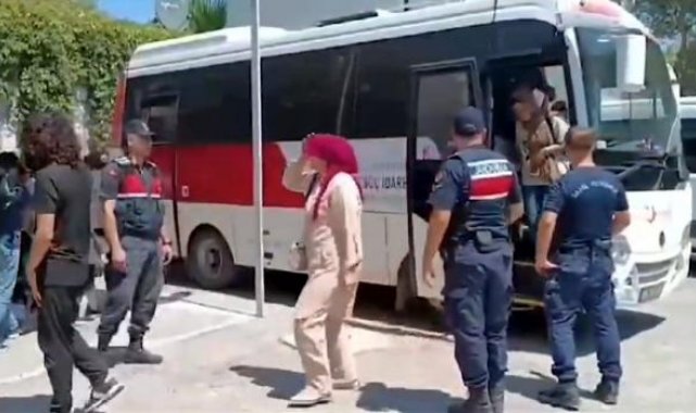 Bakan Yerlikaya: 17 bin 258 düzensiz göçmen sınır dışı edildi