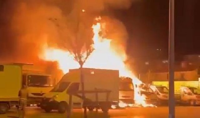 Bakırköy Veliefendi Hipodrumu önünde yarış atlarını taşıyan 5 kamyonet yandı