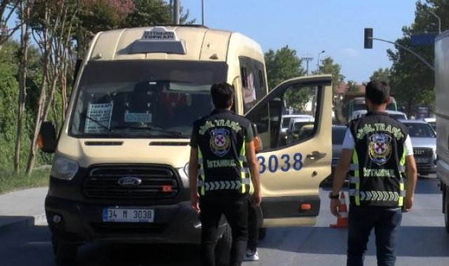Bakırköy'de minibüslere yolcu gibi binen polisler kurallara uymayanlara ceza yağdırdı