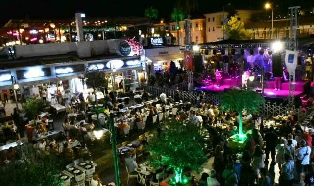 Balıkçılar Meydanı'ndaki konser yoğun ilgi gördü