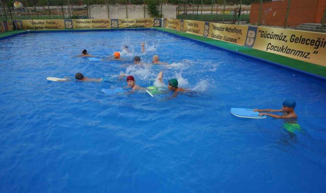 Balıkesir Büyükşehir, okul bahçelerini havuza çevirdi
