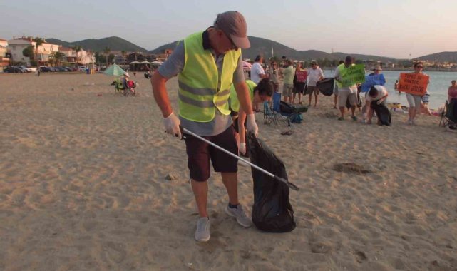 Balıkesir'de çevreciler plaj temizliği yaptı