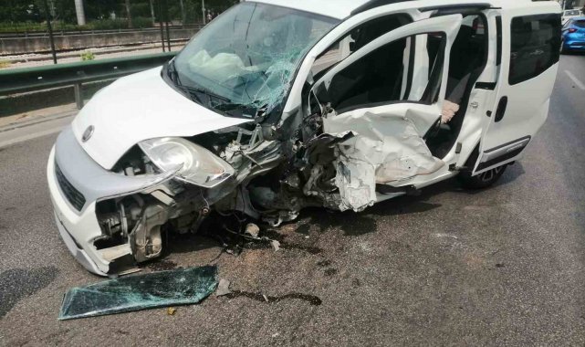 Bariyerlere çarpan hafif ticari araç metrelerce savruldu, sürücüsü sıkıştı