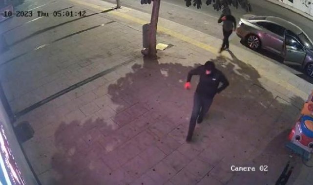 Başakşehir'de kuyumcudan 1 milyon liralık altın çalan şüpheliler kamerada