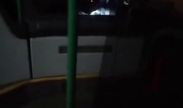 Başakşehir'de seyir halindeki İETT otobüsü şoförünün telefonuyla uğraştığı anlar kamerada