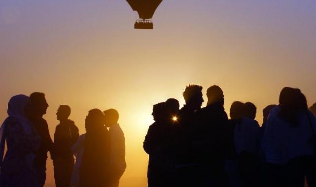 Başarılı öğrencilerini balonla uçurdular