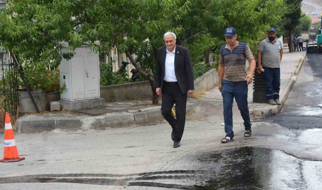 Başkan Bakkalcıoğlu 4 Eylül Mahallesi'ndeki asfalt çalışmalarını yerinde inceledi