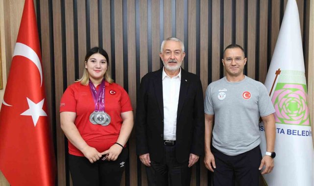 Başkan Başdeğirmen başarılı sporcuyu altınla ödüllendirdi