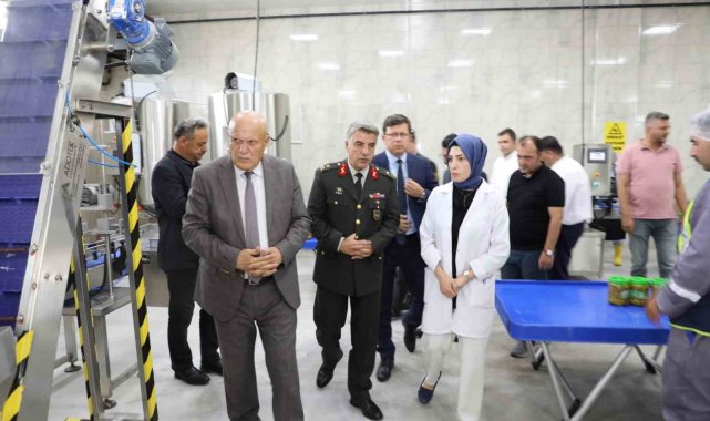 Başkan Pekmezci, misafirlerine fabrika ve tesisleri gezdirdi