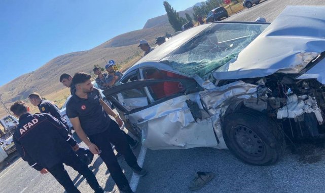 Bayburt'ta otomobil ile çekici çarpıştı: 3 yaralı