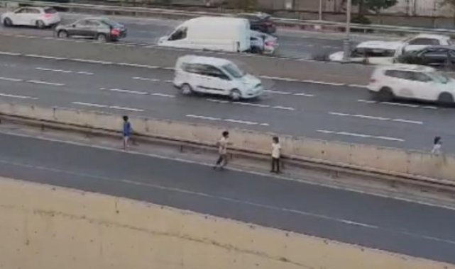 Bayrampaşa'da çocukların otoyoldaki tehlikeli oyunu kamerada