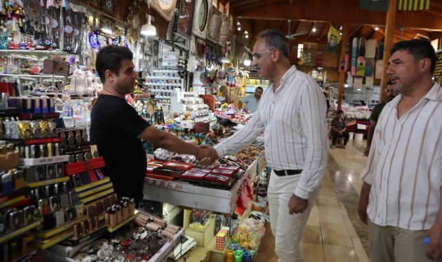 Belediye başkanı 45 dereceyi bulan sıcakta esnafı gezdi